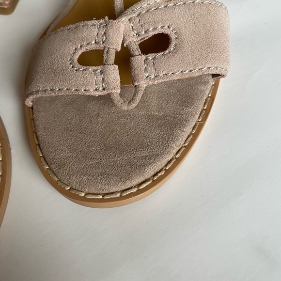 Featuring shoes - Picture 3 of 9